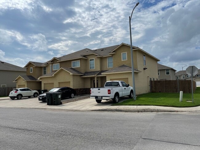 Building Photo - Townhome for rent