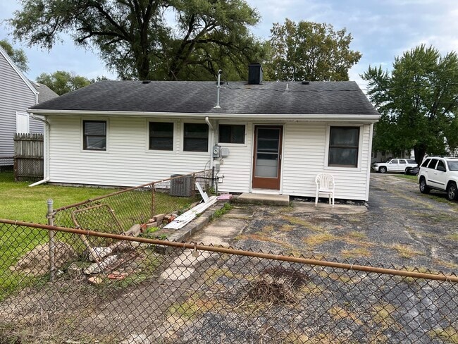 Photo - 329 W River St