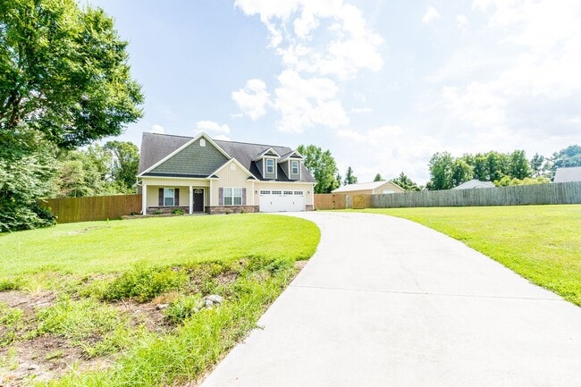 Photo - 3 Bedrooms and a bonus room in Richlands (Will include lawn service with increased rents)