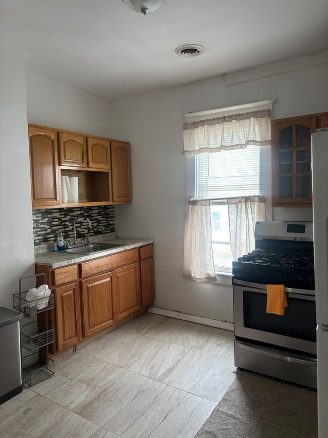 836 Maplewood Ave Unit 2nd fl