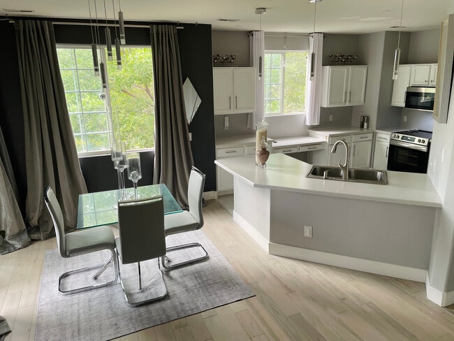 Building Photo - 8940 Fox Dr Unit 201 Rental