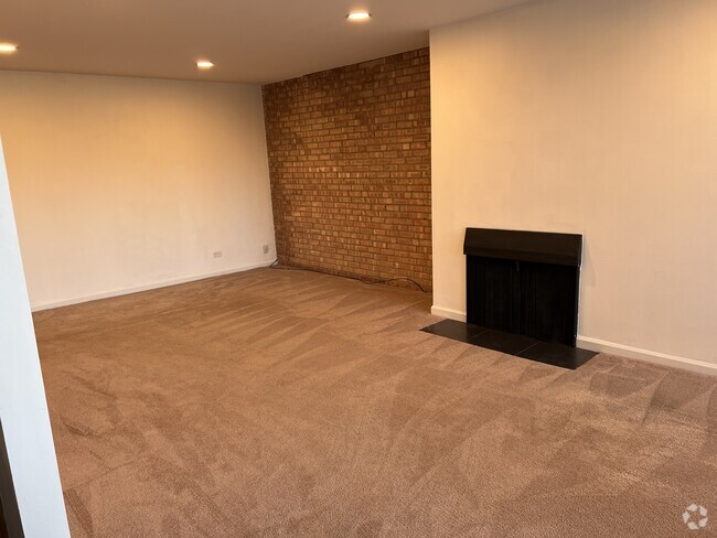 Building Photo - 5950 Oakwood Dr Unit 2d Rental