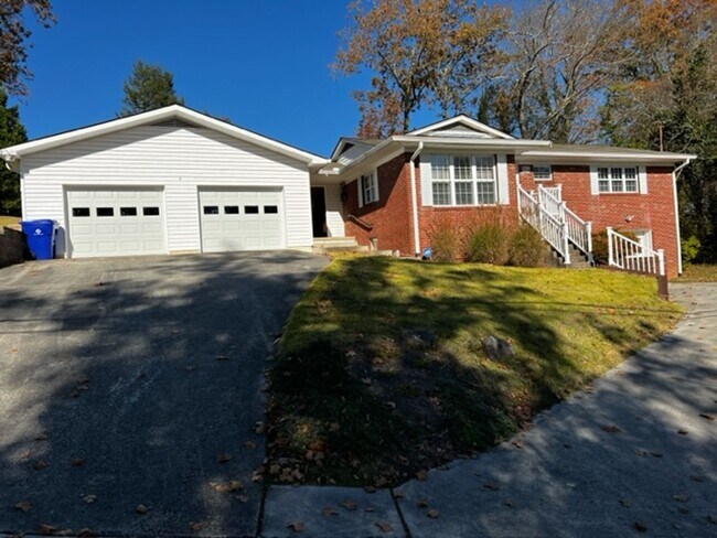 Photo - Oak Ridge 37830 - 3 bedroom, 1.5 bath home upstairs with basement bonus room - Call Troy Adams 86...