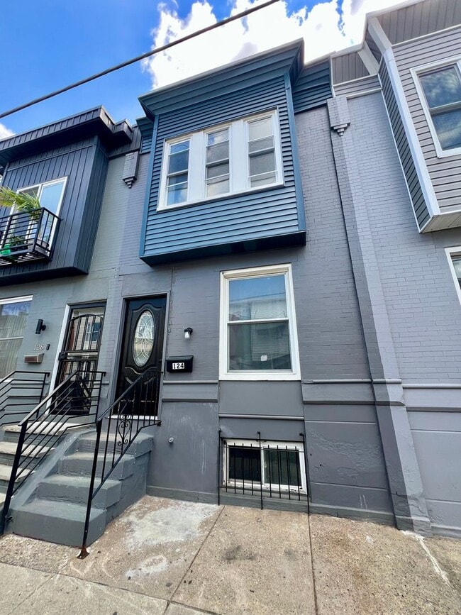 Building Photo - Newly Renovated 3-Bedroom Townhome in Fairhill! Available NOW!