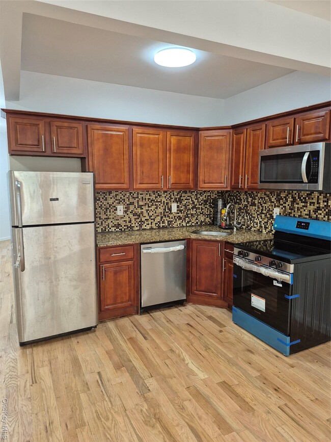 Photo - 829 E 226th St