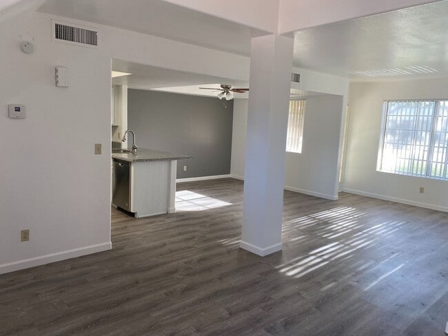 Colonia Apartment Homes - Roger