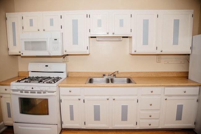 Photo - 327 Spruce St