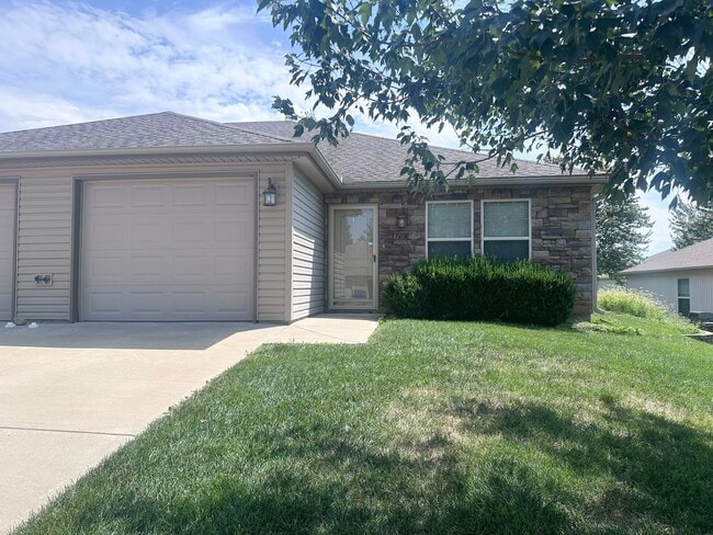 Photo - 108 SE Rose Garden Ln