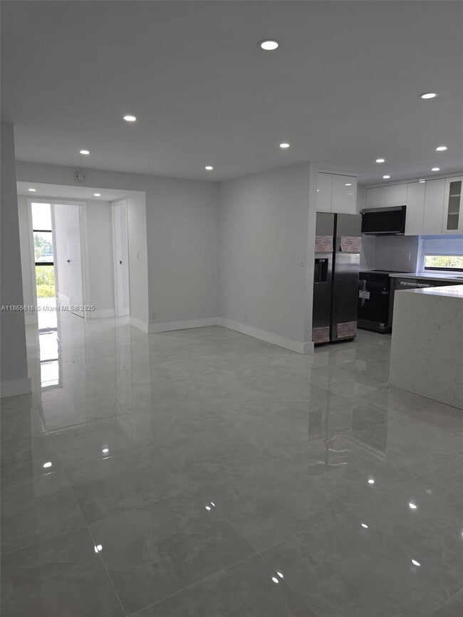 Building Photo - 2 bedroom in Sunny Isles Beach FL 33160 Rental