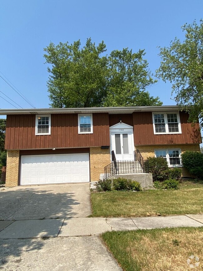 Building Photo - 4 Bedroom House Now Available in Tinley Pa...