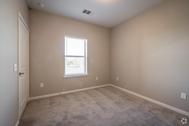 2BR, 1BA - 900SF