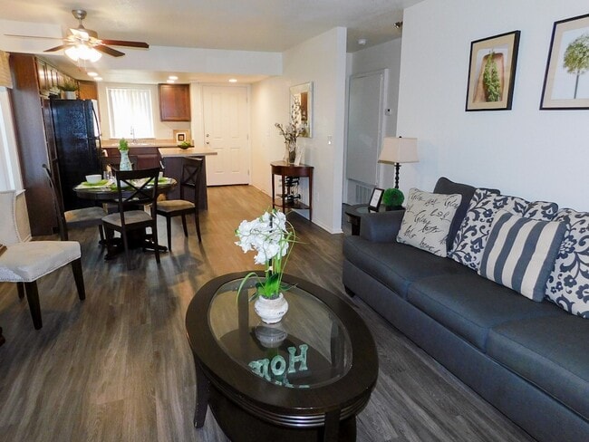 Sala de estar abierta al comedor y a la cocina - River Oaks Apartments & Townhomes