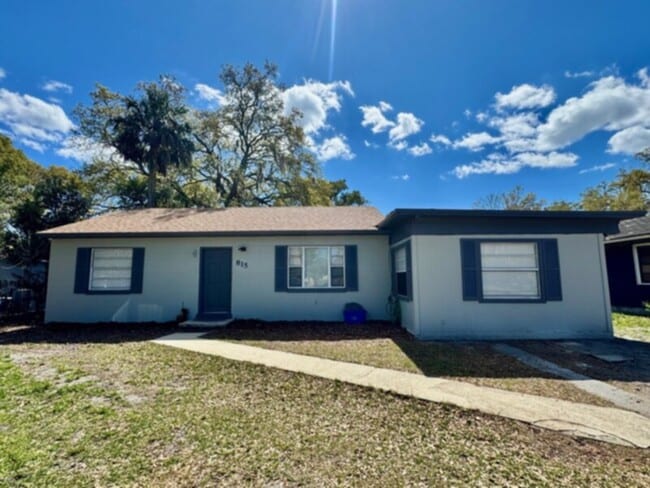 Building Photo - 4 Bedroom, 2 Bath House with Huge Fenced Yard, ALL Tile Floors!