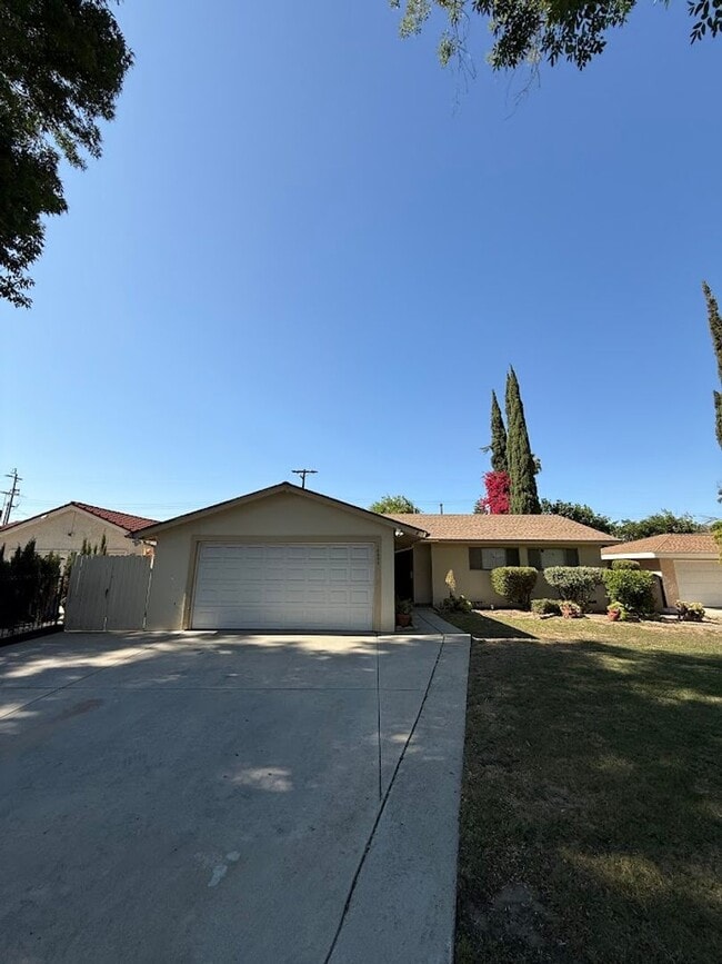 Building Photo - Beautiful 3 Bedroom, 2 Bathroom North Hill... Rental