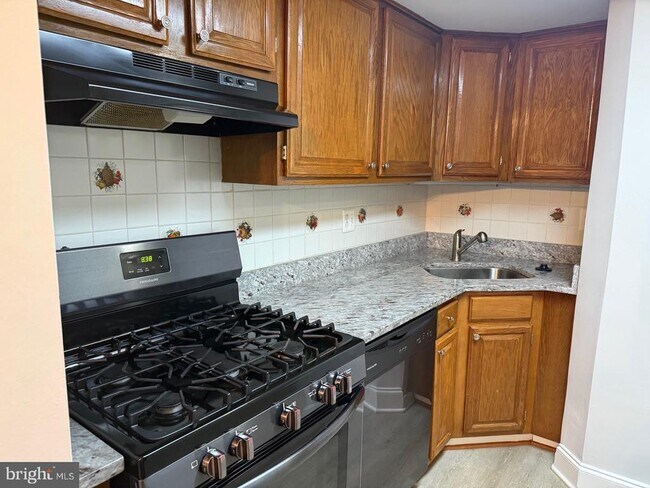 Building Photo - 1400 Northgate Square Unit 11A