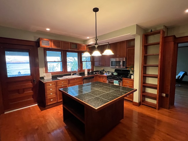 Photo - 2260 Lake Shore Rd