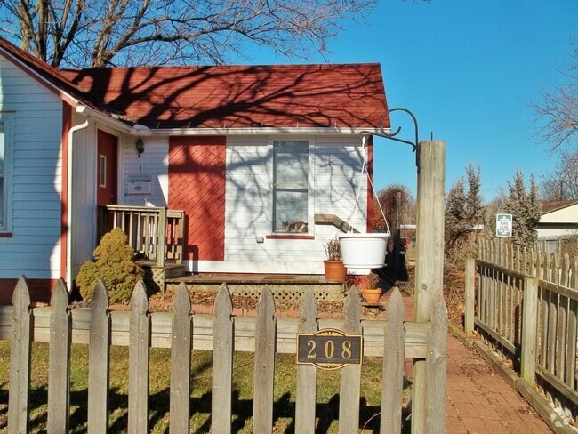 Building Photo - 208 W Maple St Unit #1 Rental