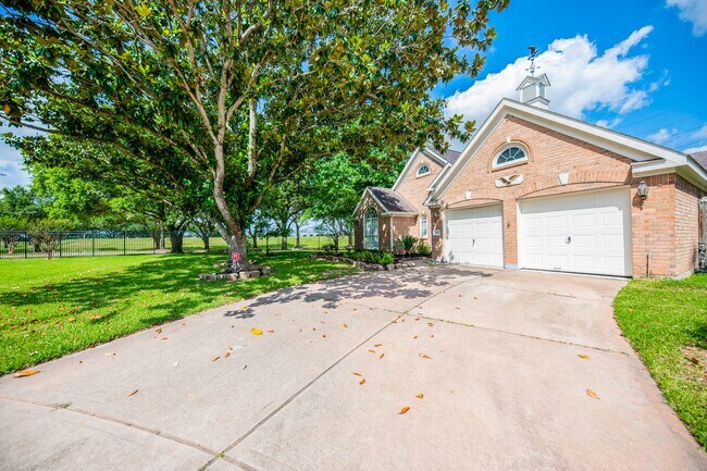 Photo - 703 Acacia Pl