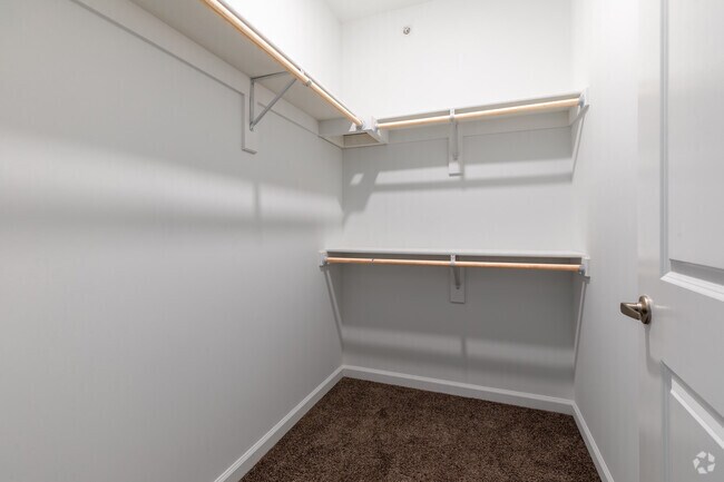 2BR, 2BA - Walk-In Closet