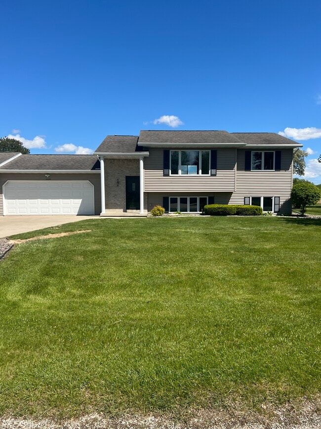 3 bed , 2 full bath with bonus room - 2660 Sandra Rose Ln Townhome
