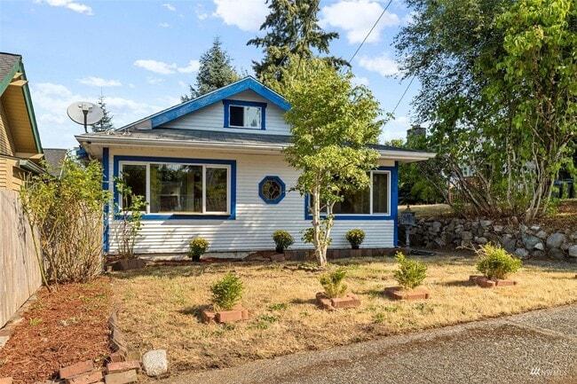 Photo - Modern Comfort Meets Vintage Charm – Just Minutes from the Ferry!