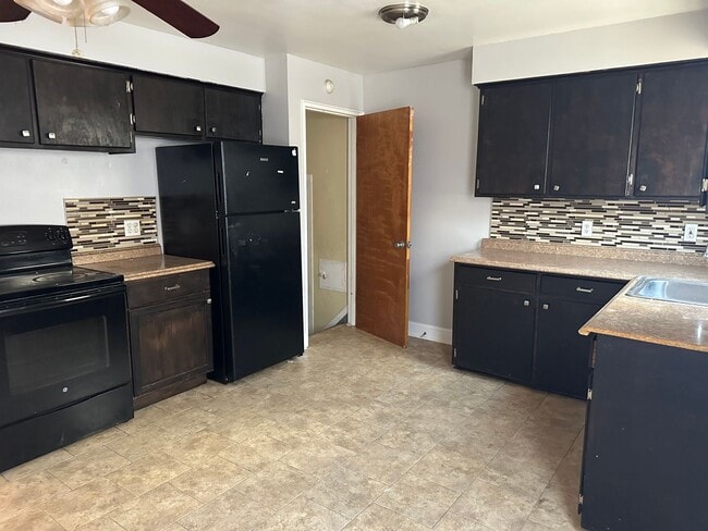 Photo - Single Family Home 3 beds 1 bath Available Now!