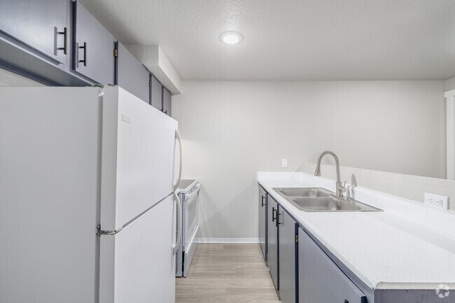 2BR, 1BA - 542SF - Kitchen