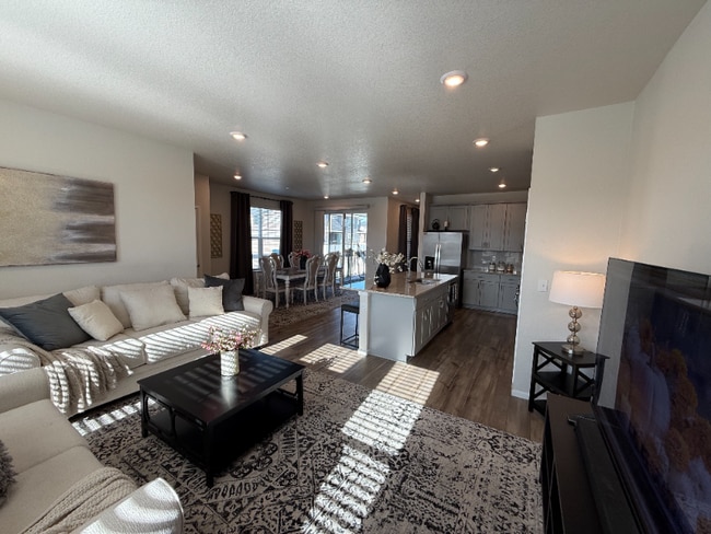 Photo - 900 Tarragon Rd
