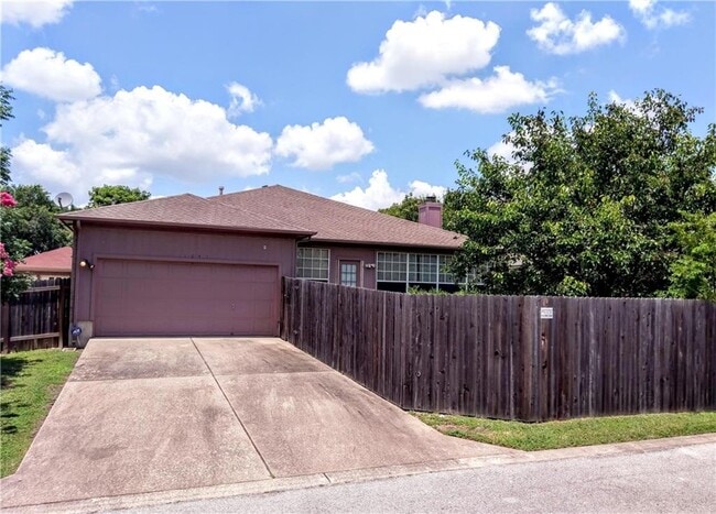 Photo - 1041 Disraeli Cir