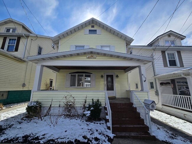 Building Photo - 819 Sheridan St