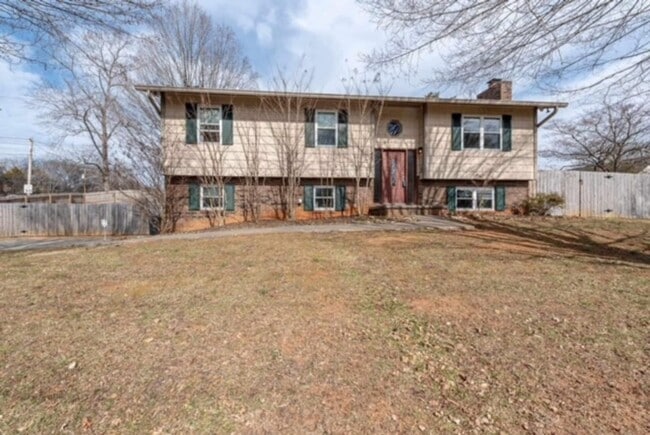 Building Photo - Knoxville 37912 - Coming Soon - 3 bedroom, 2.5 bath home - Contact Tom Parry (865) 607-3649