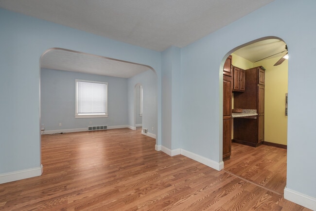 Photo - 247 E 248th St