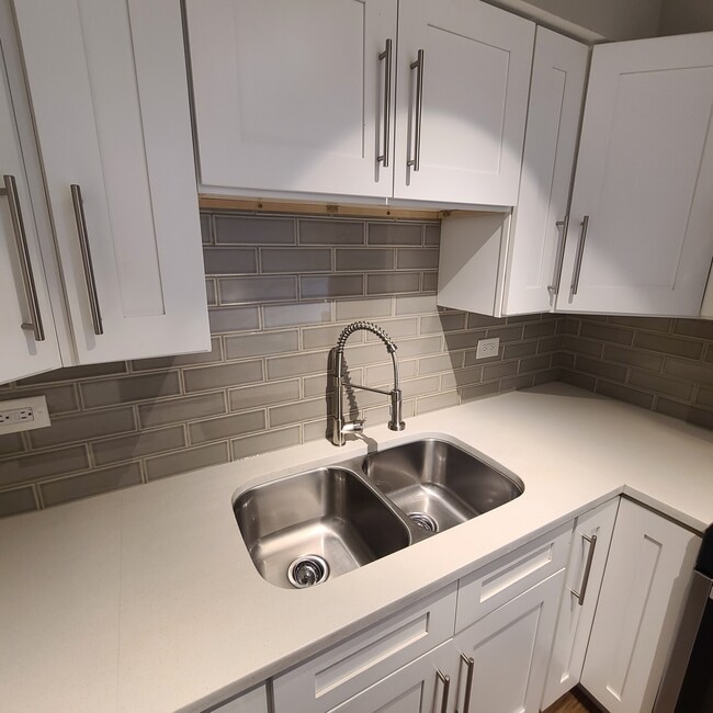 Kitchen - 10501 S Highland Ave Unit 103 B