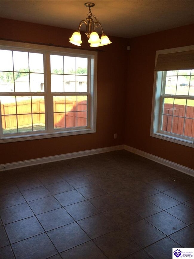 Photo - 913 Silktree Cir