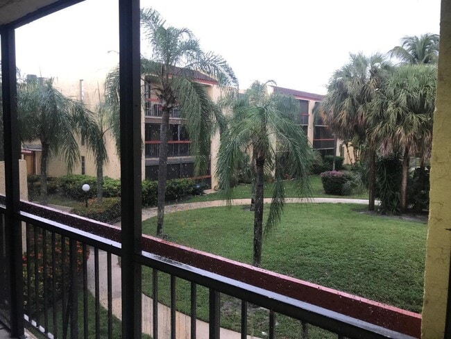 Building Photo - 733 SE 1st Way Unit 204