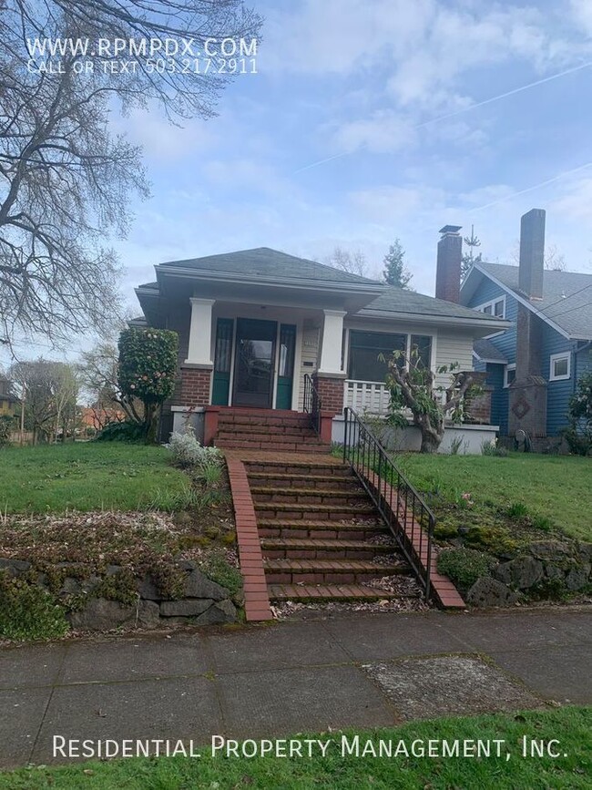 1928 Laurelhurst Bungalow on Corner Lot - 1928 Laurelhurst Bungalow on Corner Lot House