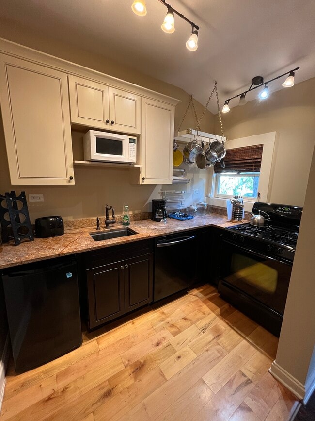 Photo - 147 E Chestnut St Unit 4