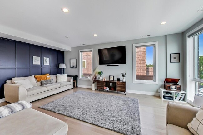 Photo - 2429 W Augusta Blvd