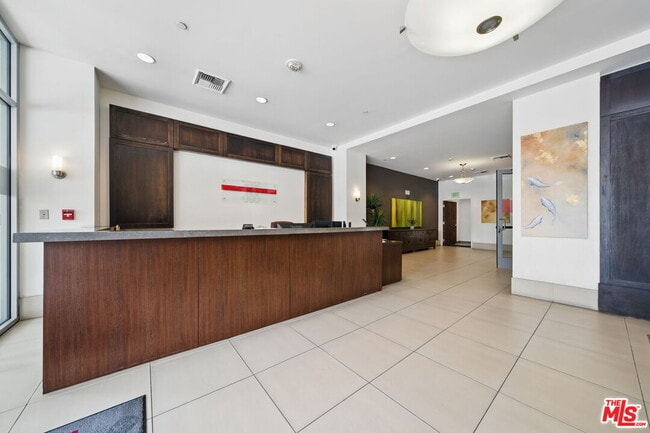 Photo - 3223 W 6th St Unidad 406