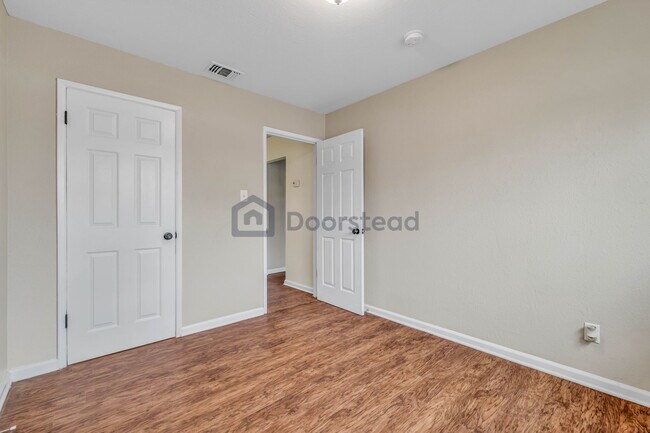 Photo - 2744 Northglen St