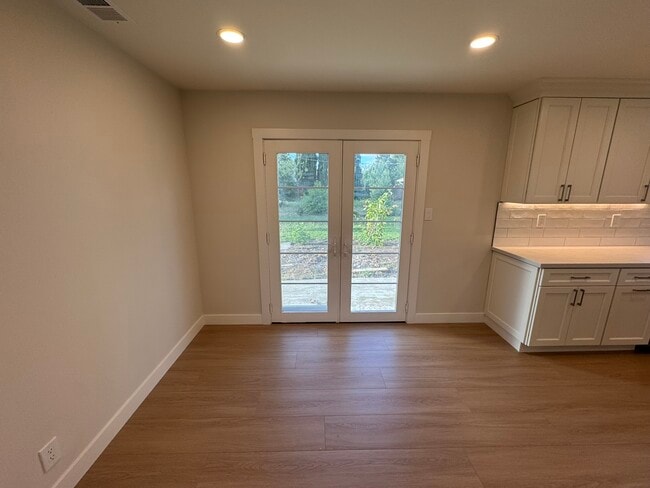 Dining - 3185 Oriole Dr