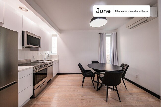 Room in Shared 4 bed/4 bath home in Ditmas Park