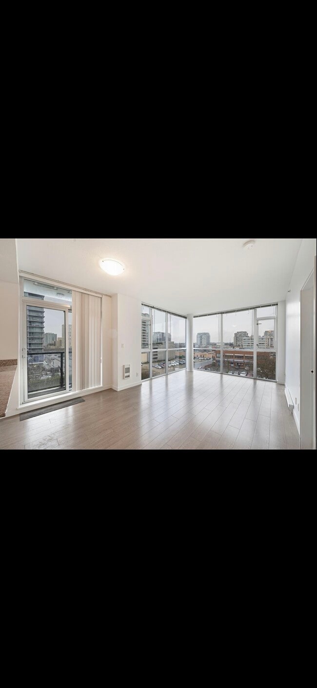 6133 Buswell St Unité 1 bedroom condo