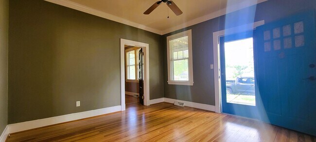 Photo - Charming 2 bedroom bungalow in Lakeside/Staples Mill area.