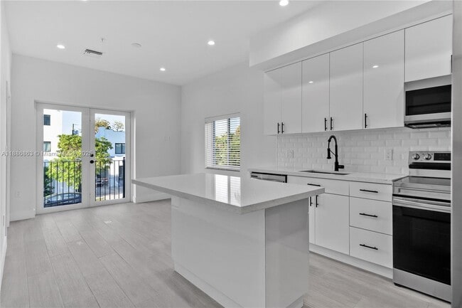 Photo - 1786 SW 9th St Unidad 3