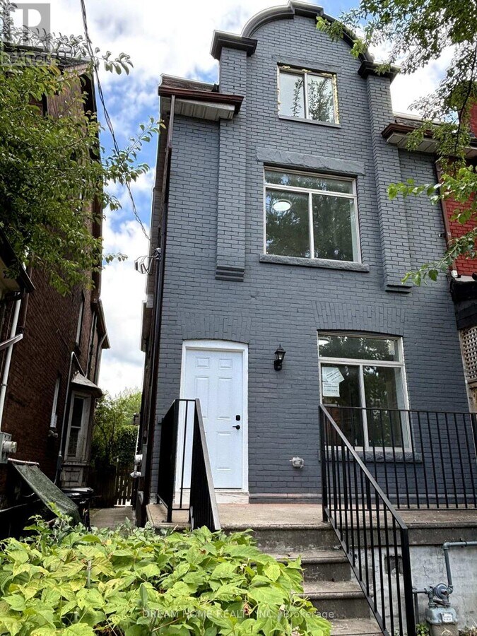 Photo - 643 Bathurst St
