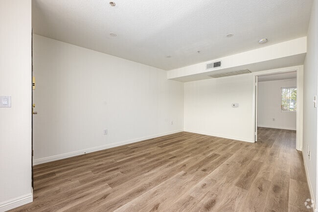 1BR, 1BA - 600SF - Living Room