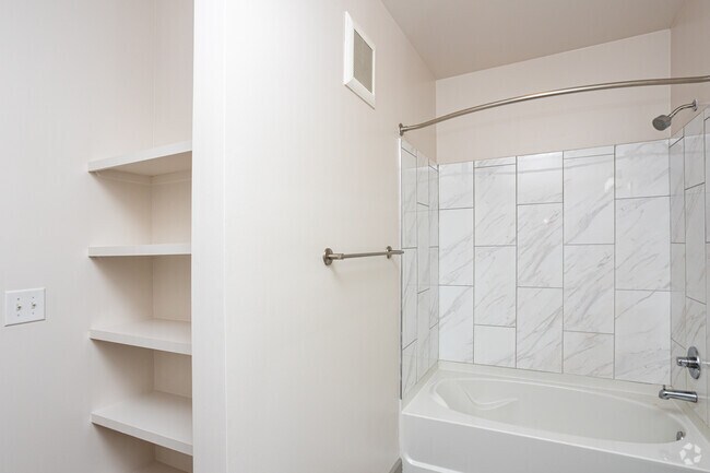 1BR, 1BA - 829 SF-897 SF - Beargrass/Rogers - Bathroom