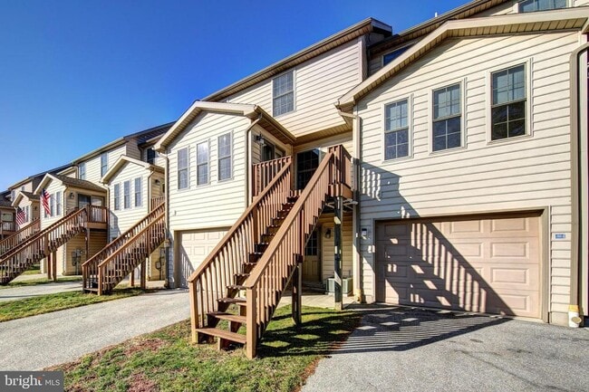 Photo - 689 E Walnut St