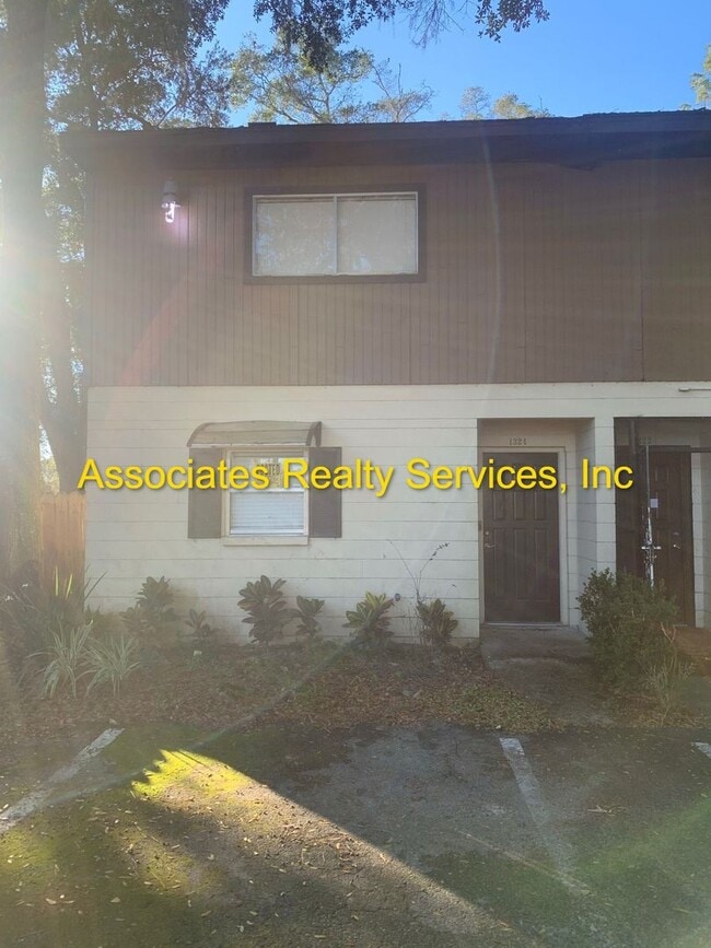 Building Photo - 2 Bed/2.5 bath End Unit Town home!  LOOK !!! FULLY FENCED BACKYARD!!!